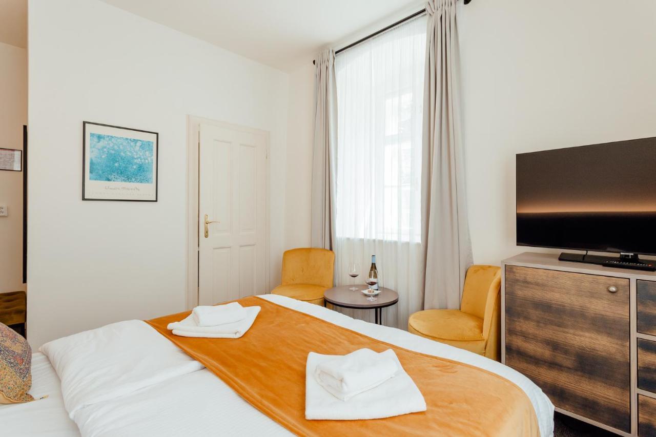 Hotel Glaus บันสกา ชีอาว์นีซา ภายนอก รูปภาพ